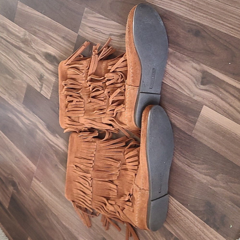 EUC Minnetonka fringe boots